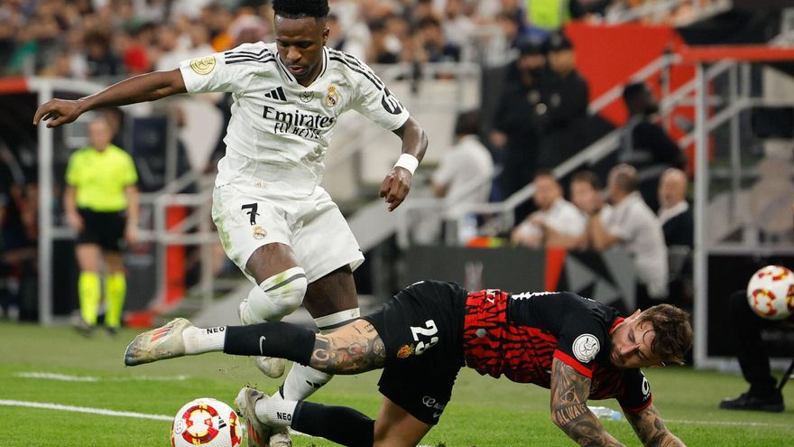 Vinicius Jr., jugador del Real Madrid, disputa un balón con Pablo Maffeo, del Mallorca, durante la semifinal de la Supercopa.