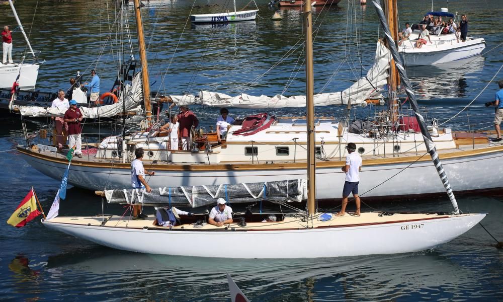 El barco del monarca emérito y la dorna “A Meca” se imponen en sus categorías