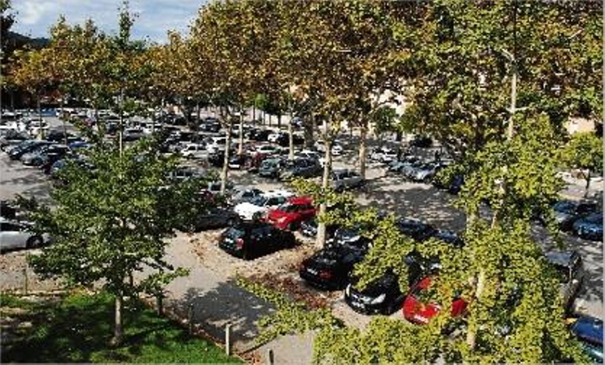 L'aparcament actual en superfície de la Corxera, que s'ha de convertir en un de quatre plantes.