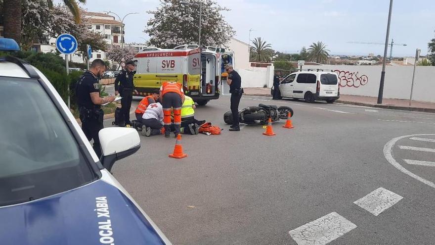 Herido el conductor de una moto al chocar con un coche en una rotonda de Xàbia
