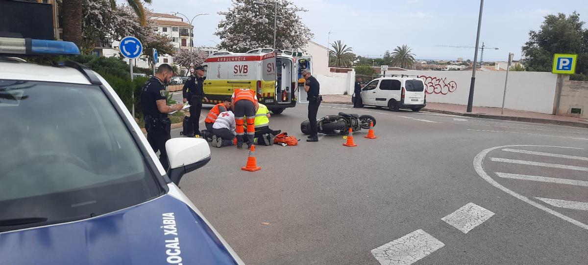 Los sanitarios de la Cruz Roja y del SVB atienden al herido