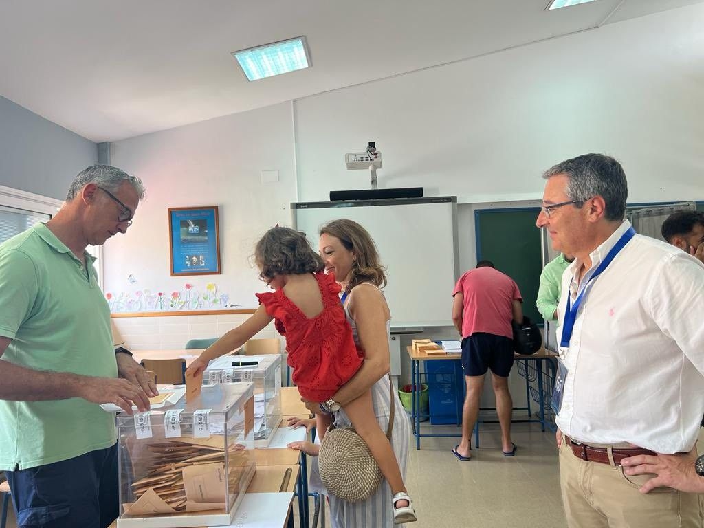 Patricia Navarro, presidenta del PP de Málaga, ejerce su derecho al voto en las elecciones generales del 23 de julio