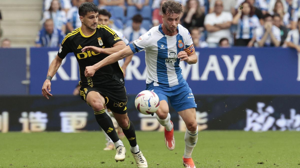 Pomares pugna por un balón con Puado en un partido del Oviedo ante el Espanyol.
