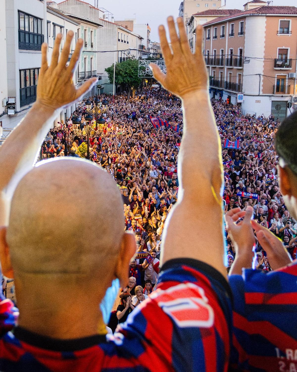 Claudio Barragán saluda a los aficionados del Eldense presentes en la celebración del ascenso.