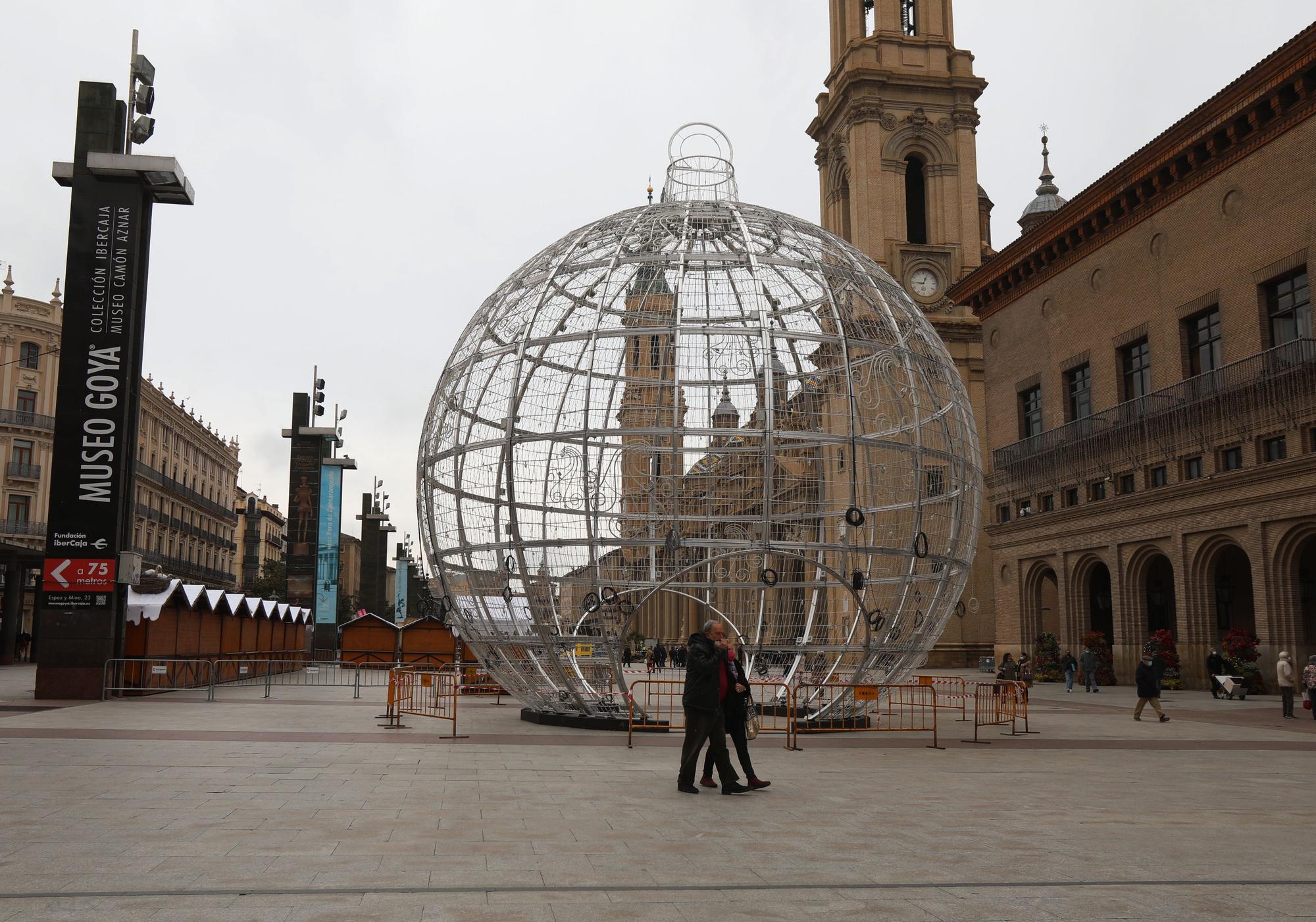 Las calles y los comercios de Zaragoza preparan su decoración navideña