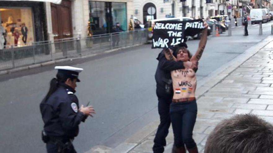 Dos activistas de Femen intentan boicotear en París la cumbre sobre Ucrania