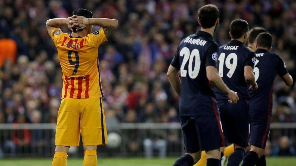 Luis Suárez se lamenta ante la alegría del Atlético.