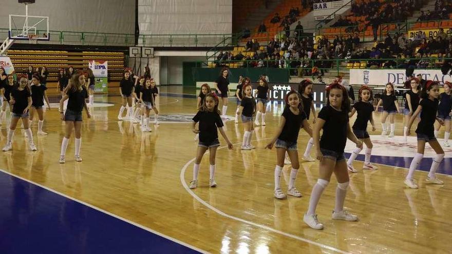 Una exhibición de baile en el descanso del partido. // J. Regal