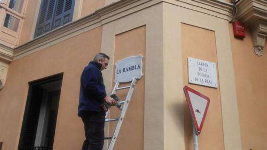 Palma coloca las nuevas placas de La Rambla sin el nombre de los duques