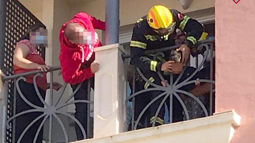 Los bomberos rescatan a un niño atrapado en la barandilla de un hotel