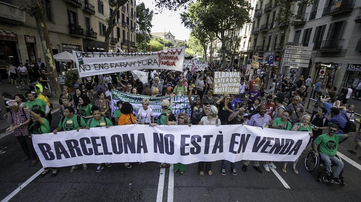 Protesta contra la nueva burbuja inmobiliaria, en Barcelona, en junio del 2017.