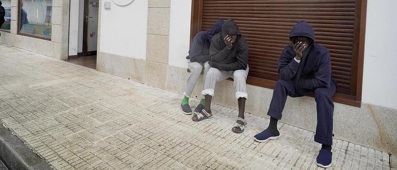 Un grupo de inmigrantes, en el centro de lojamiento en O Porriño (Vigo).