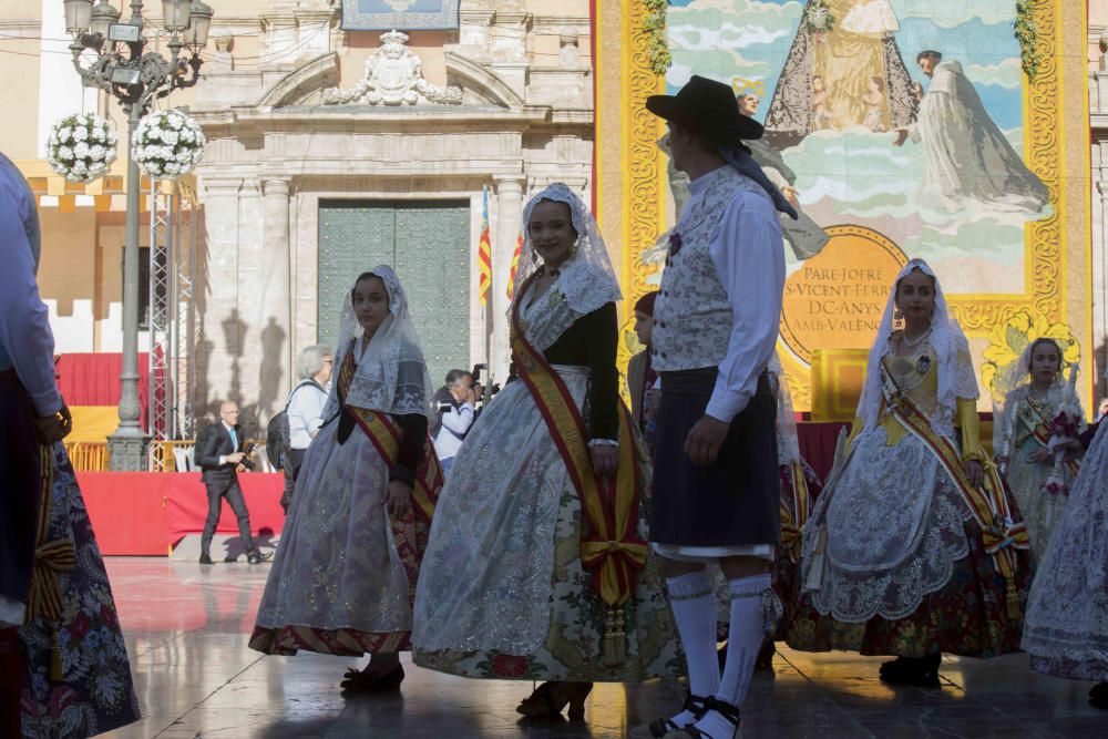 Desfile de las falleras mayores de las diferentes comisiones durante la procesión general de la Mare de Déu dels Desemparats.