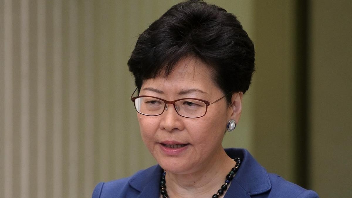 La jefa del Gobierno hongkonés, Carrie Lam, durante su comparecencia este lunes.