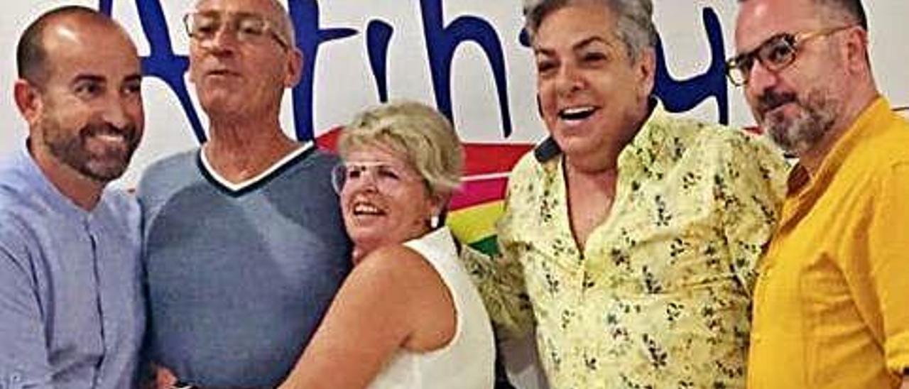 Mucha emoción en los premios Lgtbi del colectivo Altihay en Fuerteventura, donde se reunieron activistas y miembros históricos del colectivo. De izquierda a derecha, Víctor Guerra, Leo Martín, Desiré Chacón, Salvador Acosta y Víctor Giráldez.