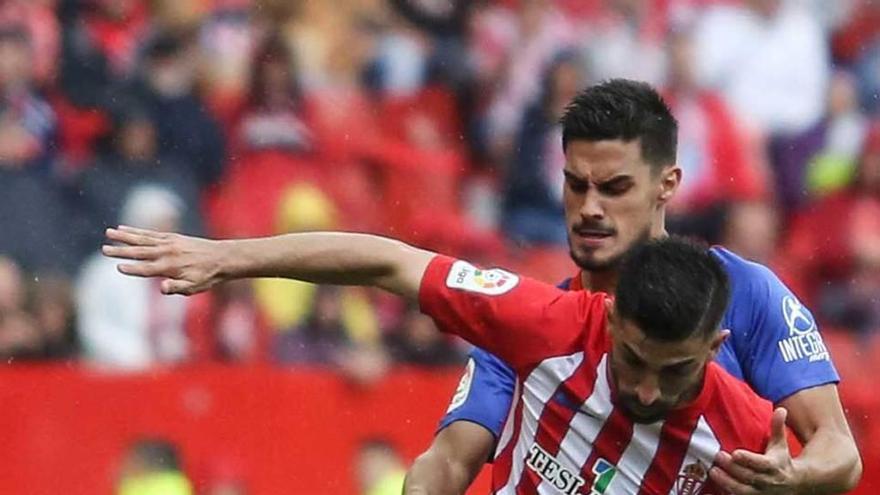 Cotugno presiona a Santos, en el partido de El Molinón.