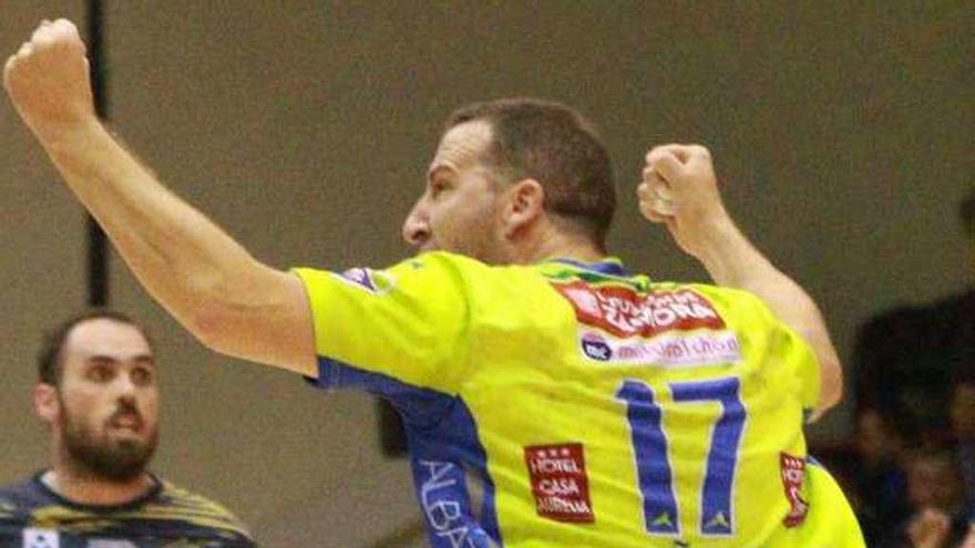 Iñaki Gómez celebra un gol con el equipo.