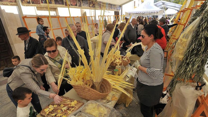 El Ayuntamiento de Elche asigna por sorteo los 29 puntos de venta del Mercado de la Palma Blanca