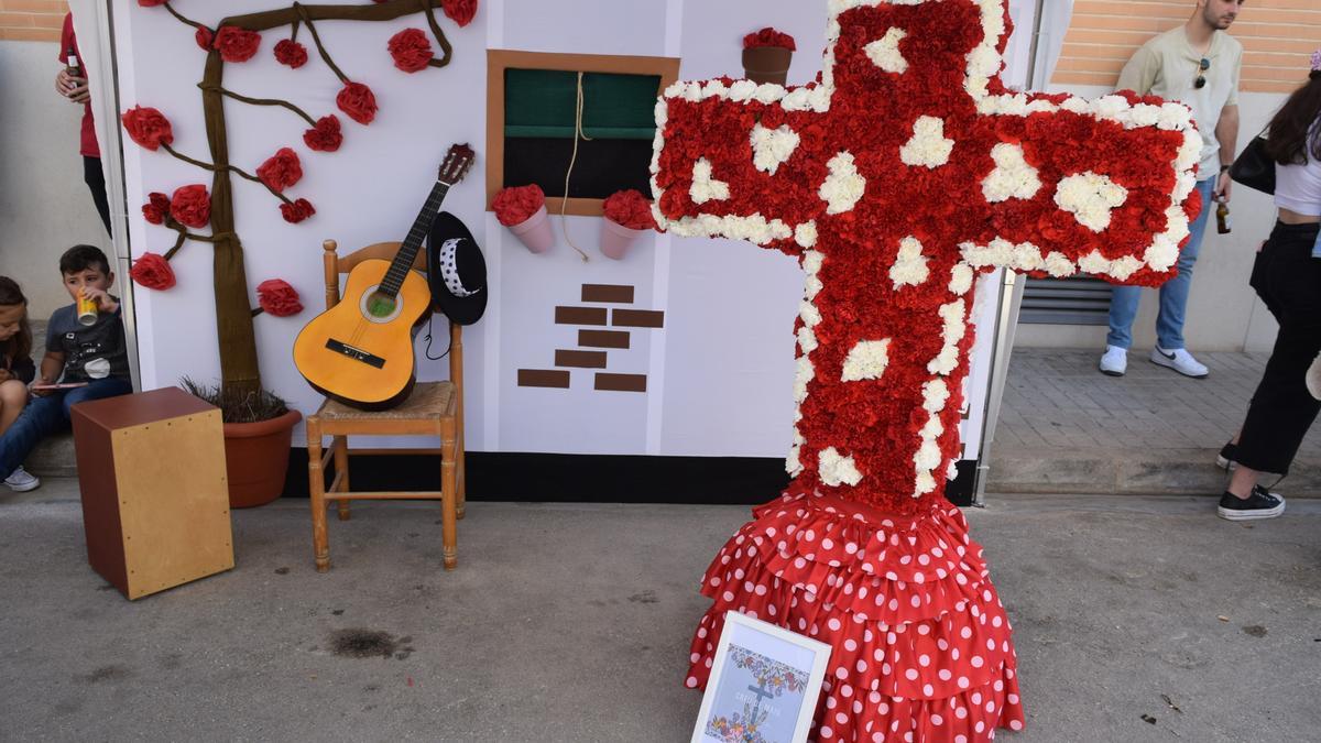 La cruz ganadora inspirada en un tablao flamenco.