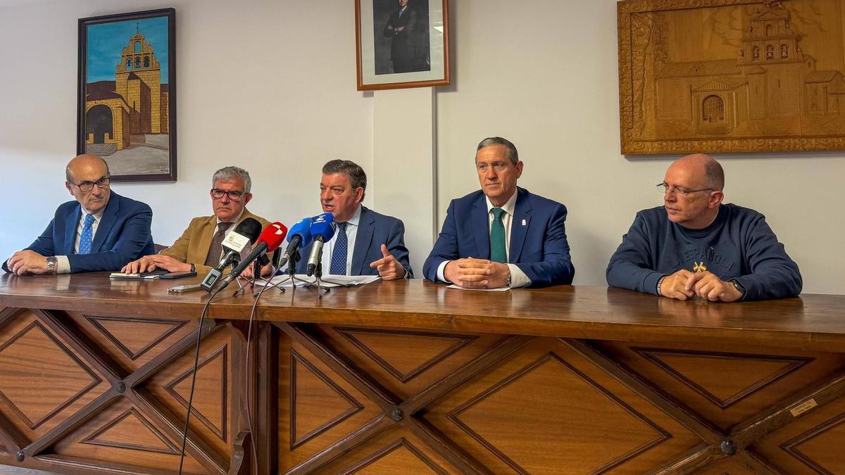 De izquierda a derecha, Prada, Arriotia, González Gago, Faúndez y Casas en la presentación de las ayudas del Fondo..