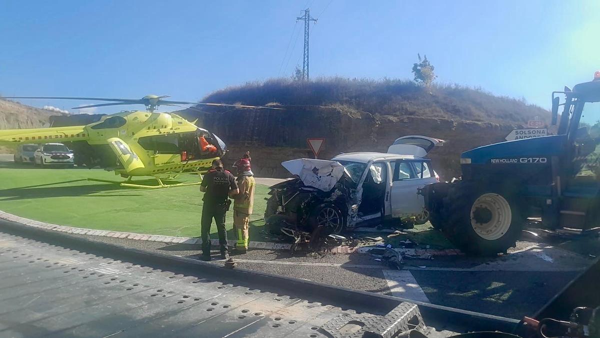 El vehicle accidentat després de patir un xoc contra un camió