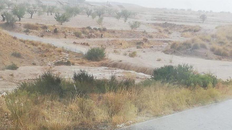 La carretera La Parroquia-Zarcilla de Ramos, en Lorca, que ha sido cortada por la crecida del cauce del Luchena.
