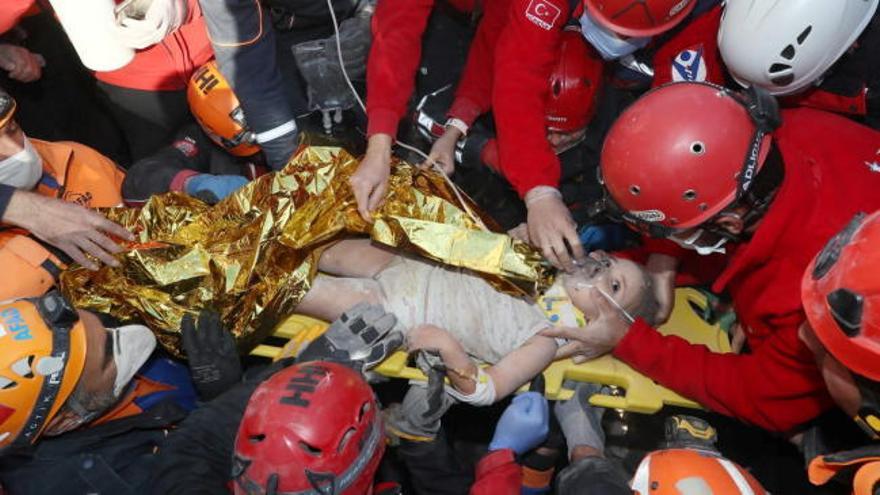 Rescatan a otra niña de 4 años 90 horas después del terremoto