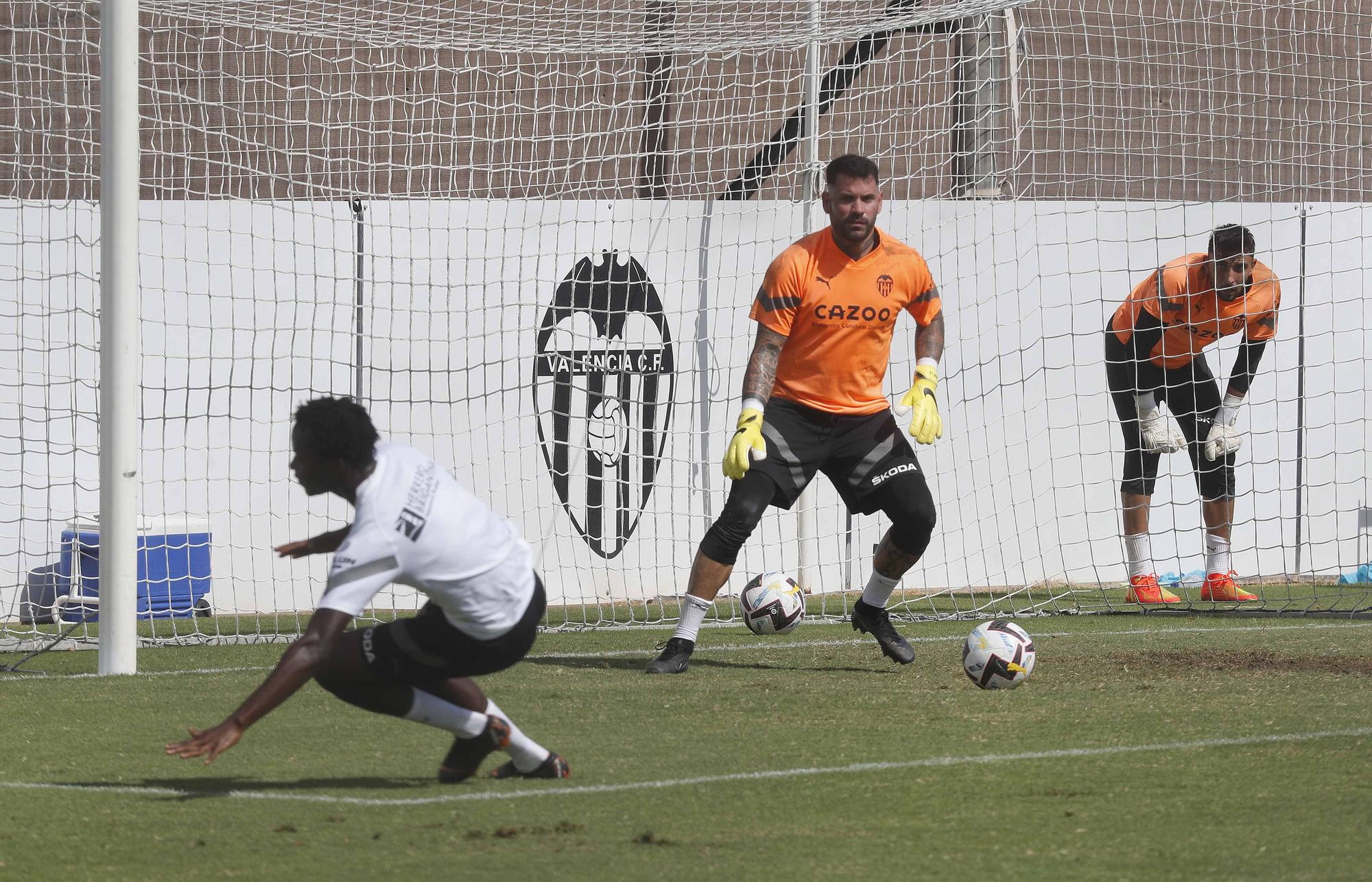 Entrenamiento del Valencia con Herrerín