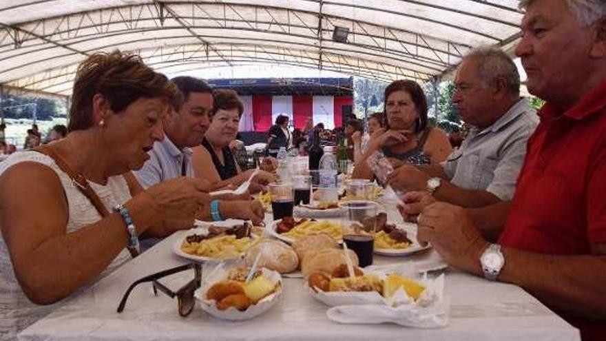 Comensales en una degustación anterior en Fornelos. // Alba Villar