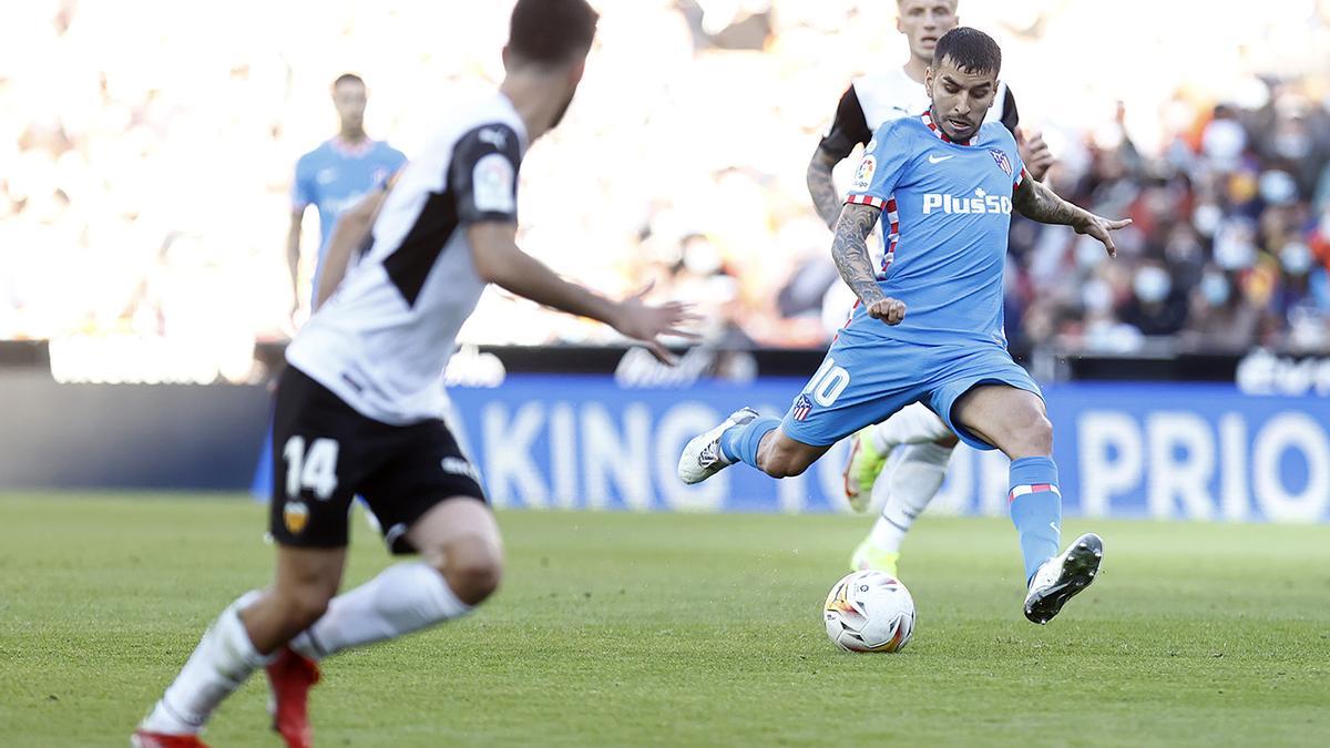 Correa dispara a puerta en una imagen del partido ante el Valencia en Mestalla.