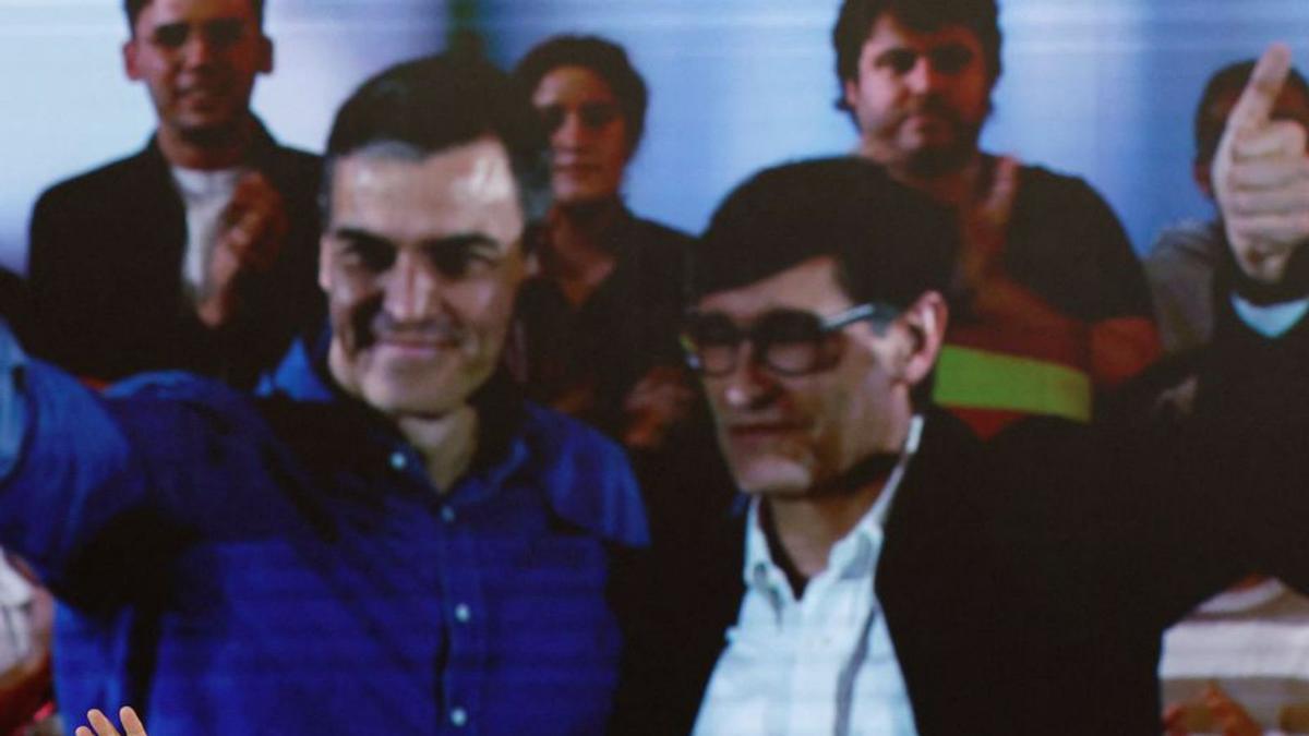 Pedro Sánchez i Salvador Illa, ahir a Sant Boi de Llobregat. | ALBERT GEA / REUTERS