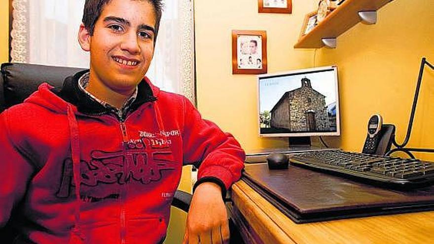 Rubén Domínguez, en su habitación, frente a su ordenador.