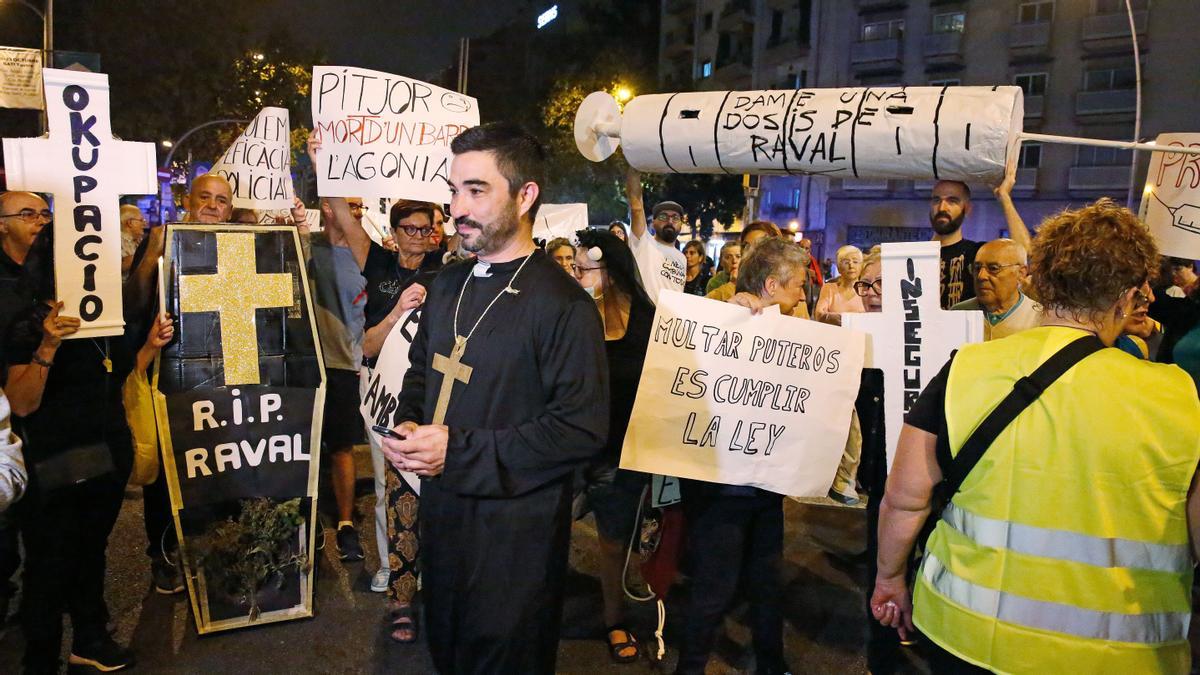 Manifestación contra la droga, la suciedad y la okupación en el Raval