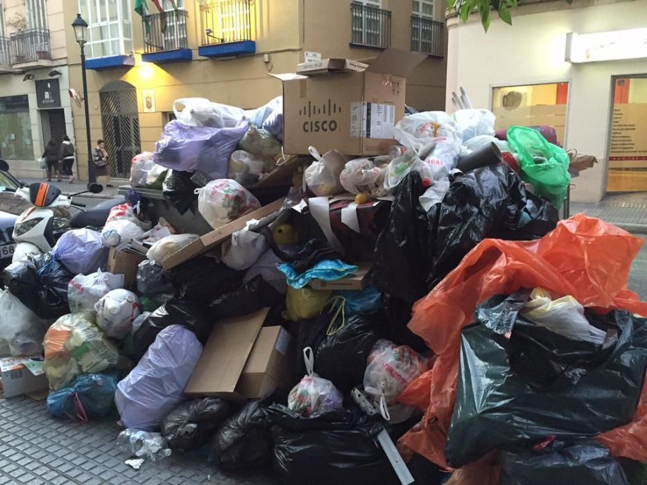 Basura acumulada en la calle Victoria.