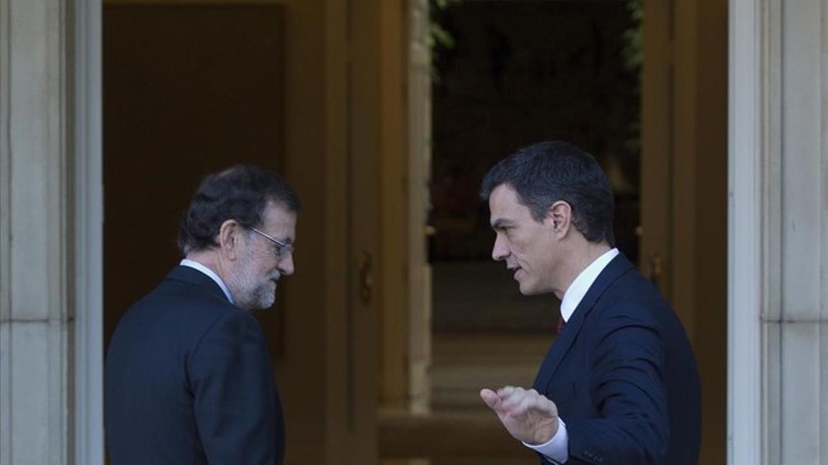 El presidente en funciones, Mariano Rajoy, y el socialista Pedro Sánchez, el pasado 23 de diciembre, en La Moncloa.