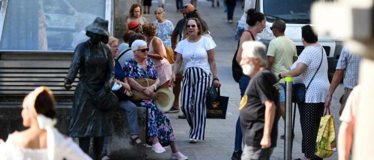 Ambiente en la zona monumental, junto a la Plaza de Abastos, ayer sábado por la mañana. // GUSTAVO SANTOS