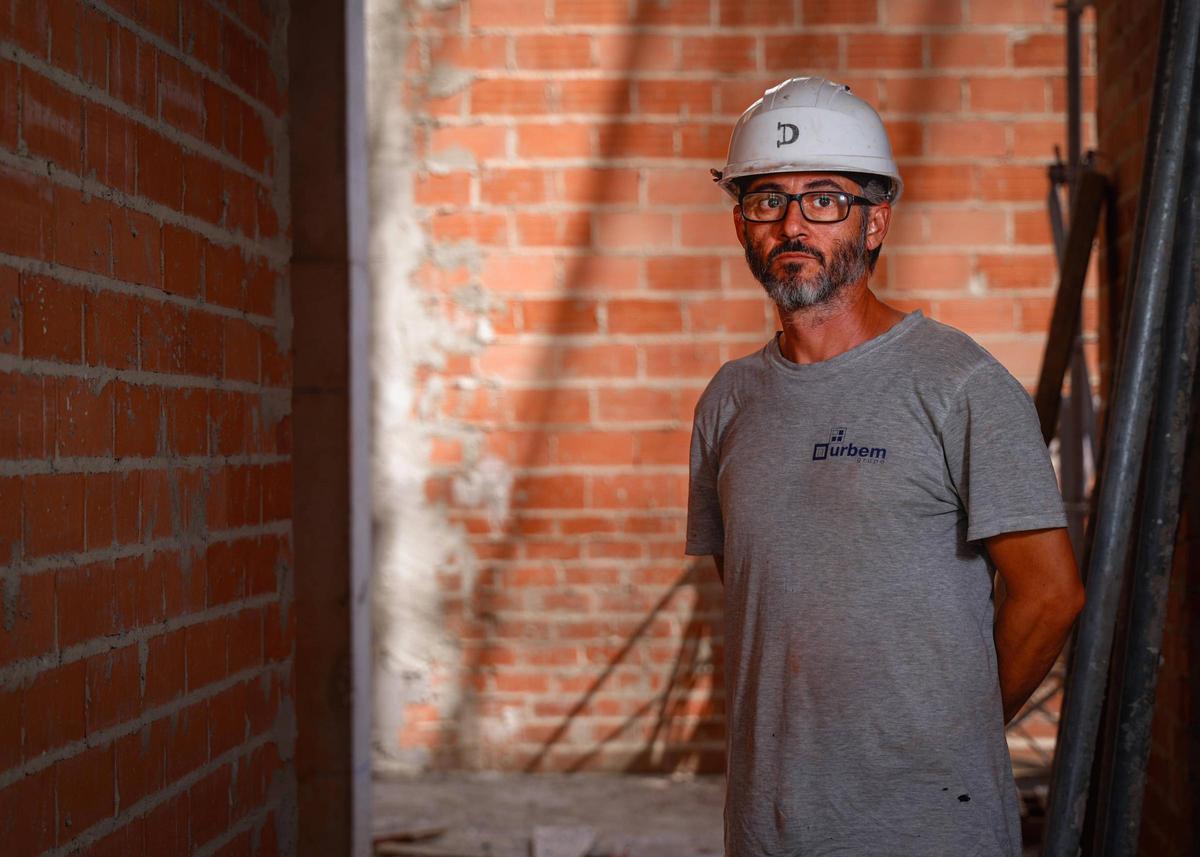 David Pretel, durante una pausa en su trabajo en un edificio en construcción en Paterna.