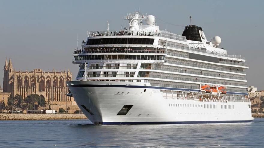 El Viking Star, ayer en la bahía de Palma.