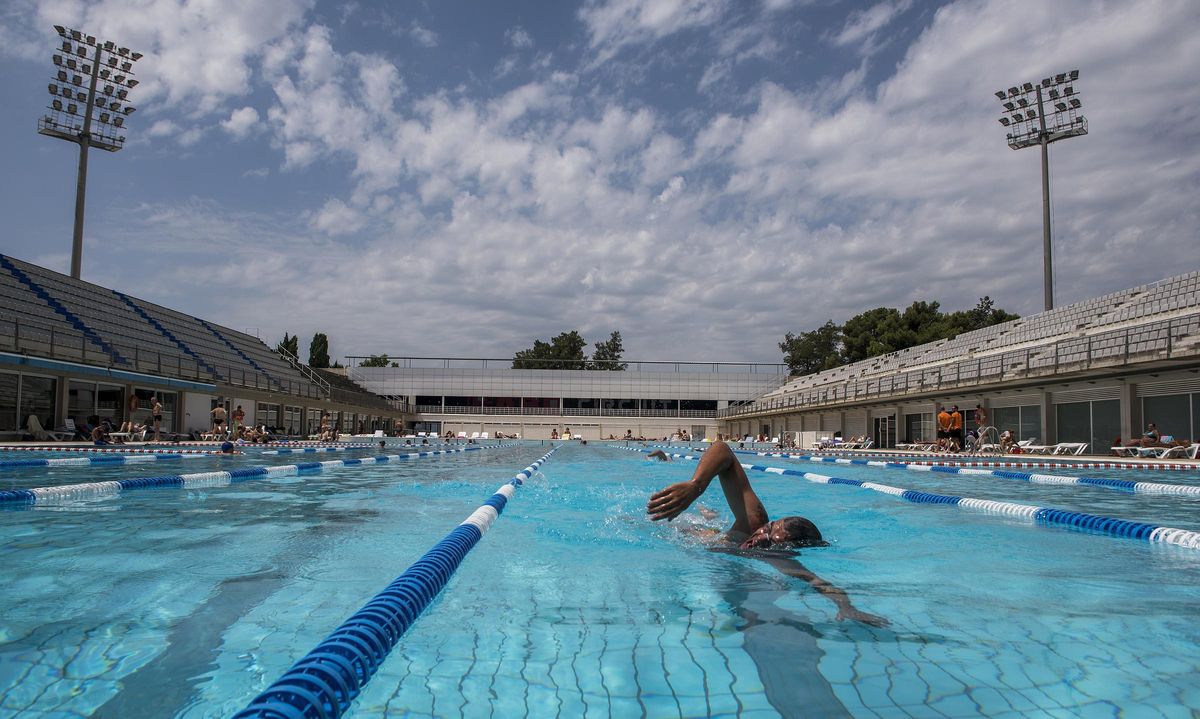 Un nadador, en la piscina pública Picornell, en Montjuïc