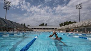 Un nadador, en la piscina pública Picornell, en Montjuïc