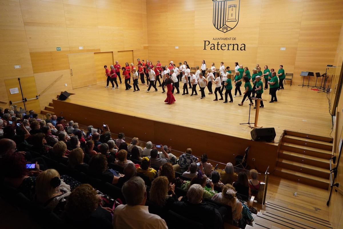 Celebración de diferentes talleres y exhibiciones en la Semana Cultural de Personas Mayores en Paterna.