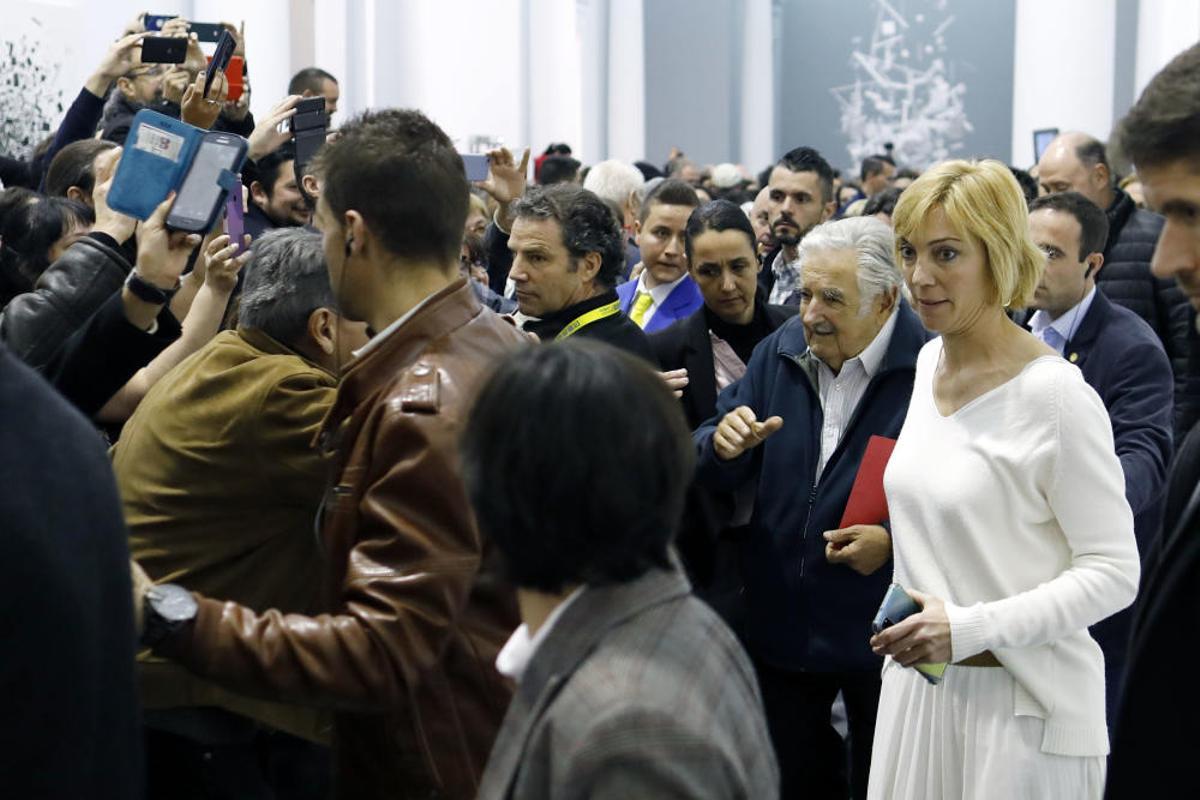 Aglomeración en la conferencia de Mujica en València