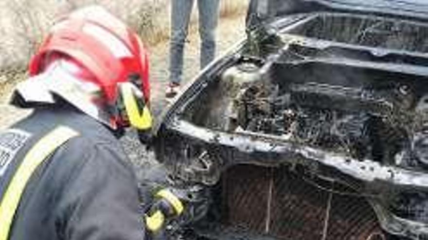 El vehículo quemado.