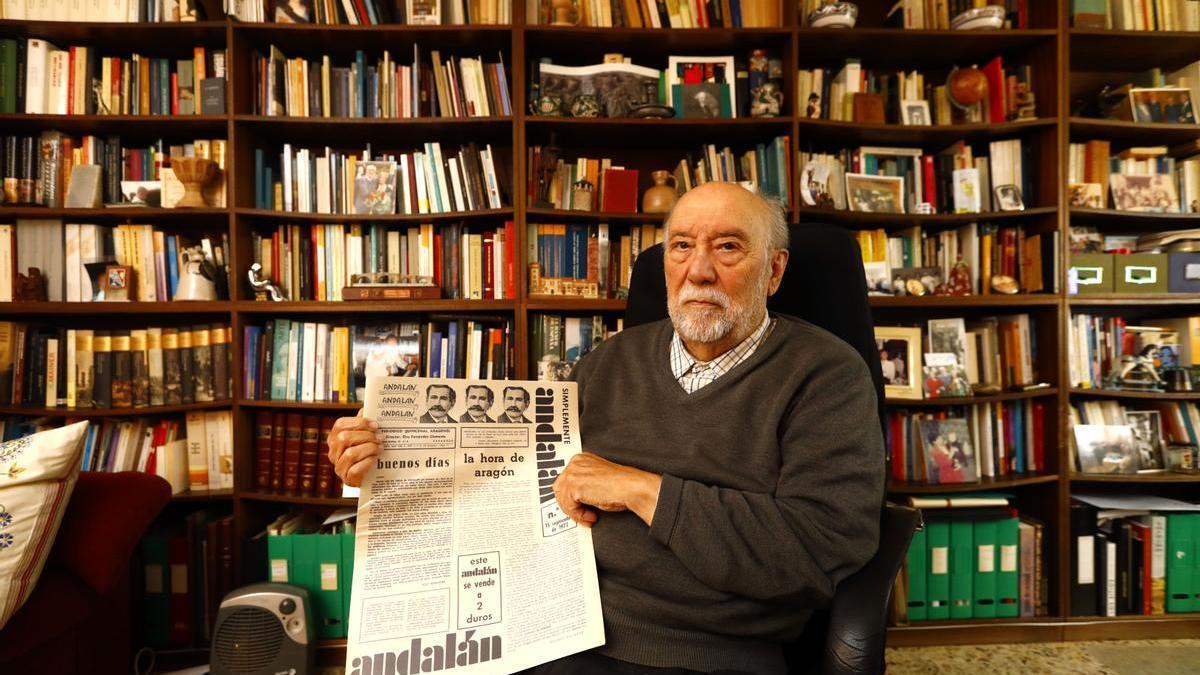 Fernández Clemente, junto a un ejemplar de la revista Andalán, de la que fue director y fundador, en su despacho.