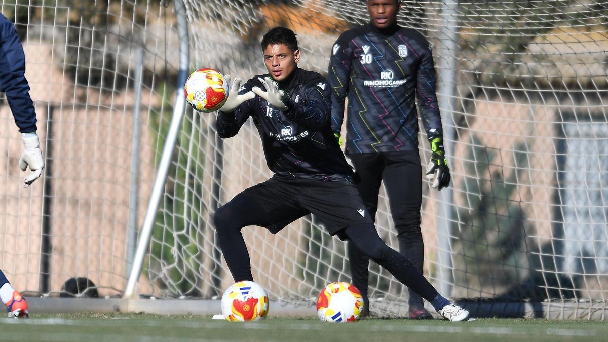 Lucho García en un entrenamiento de los albinegros.