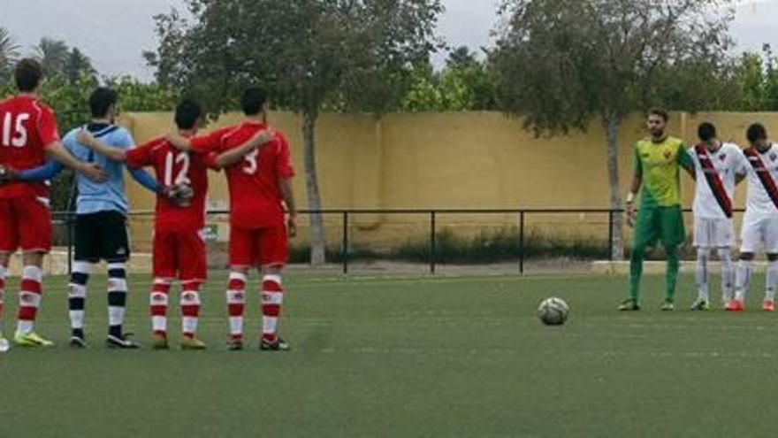 Los jugadores del Alquerías y del Ciudad de Murcia, de Preferente, guardando ayer un minuto de silencio en memoria de Esteban L. M.