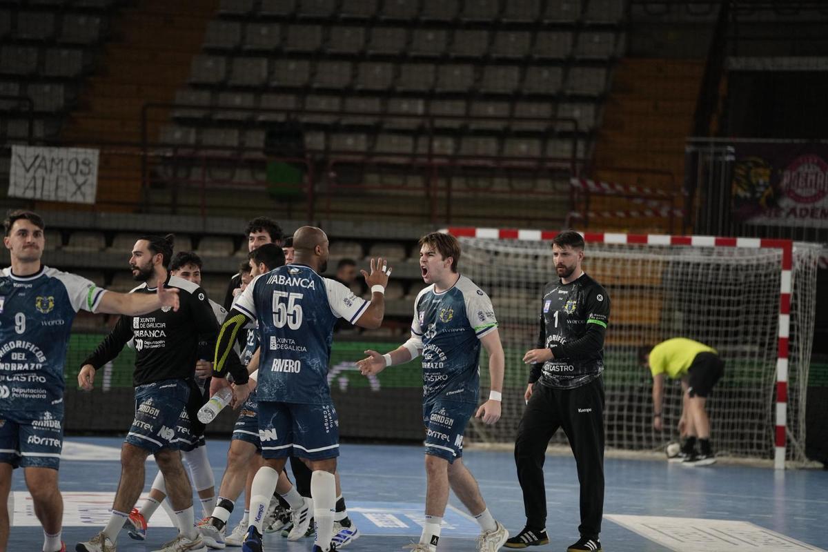 El noruego David Valderhaug, que ayer anotó seis goles, recibe la felicitación de Ángel Rivero en un tiempo muerto durante la primera parte del encuentro de ayer entre Ademar y Frigoríficos.