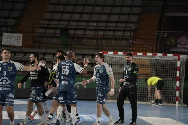 El Cangas roza la perfección y naufraga tras el descanso