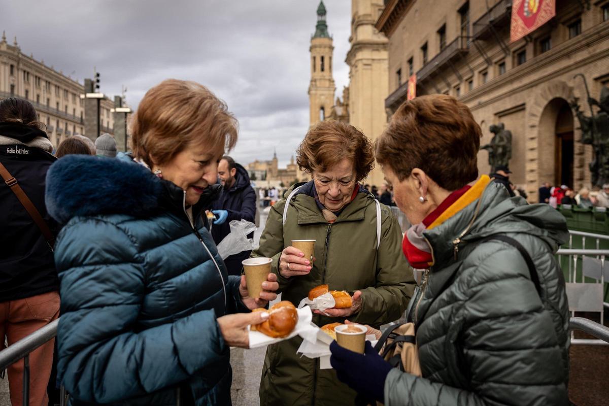 En imágenes | El Periódico de Aragón reparte roscón por San Valero en la plaza del Pilar de Zaragoza