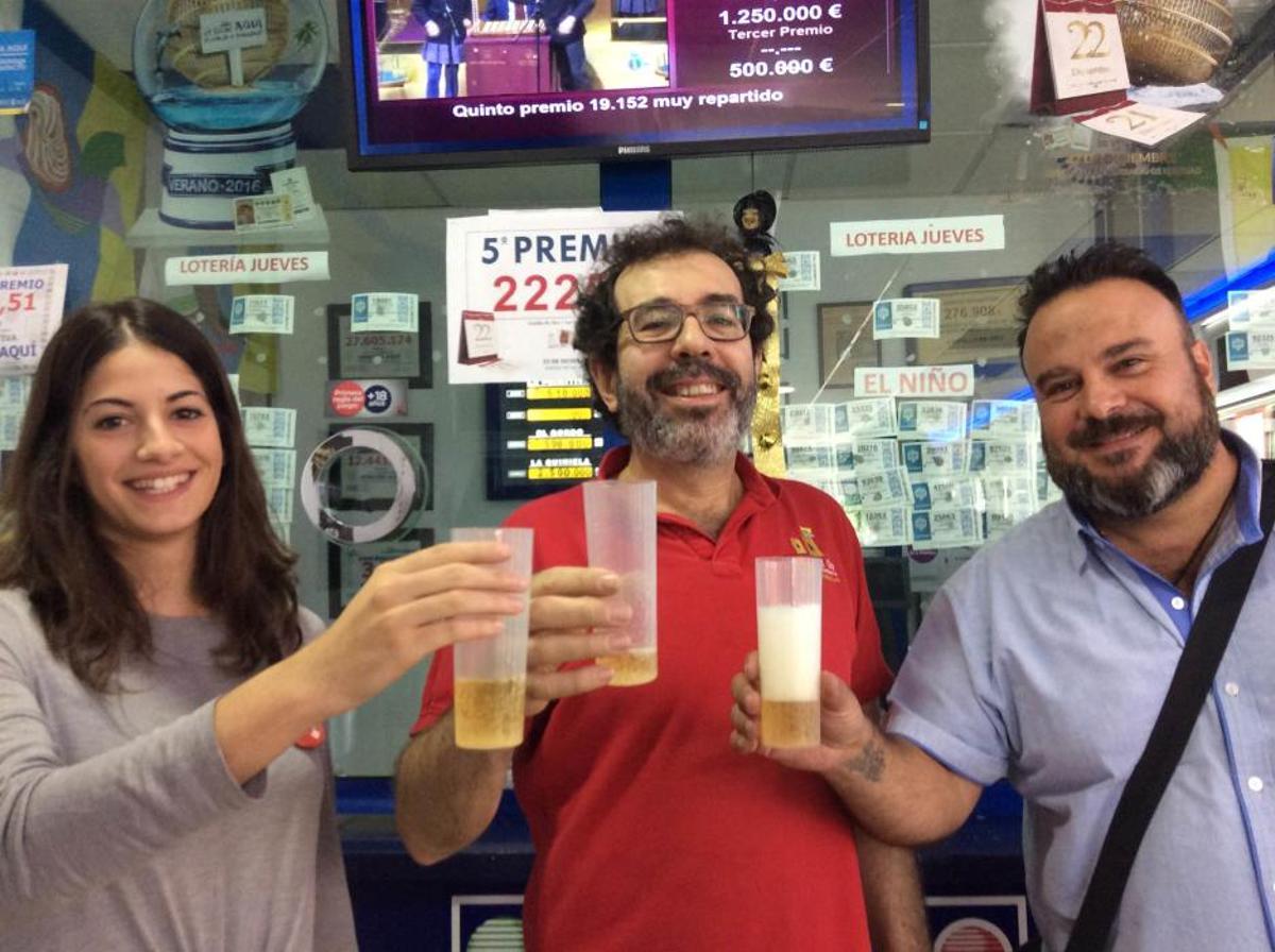 La administración de Juan Rejón, 95, reparte un quinto premio de máquina justo delante del Castillo de La luz. El lotero, que lleva 22 años en el negocio, se mudó hace un año a este nuevo local.